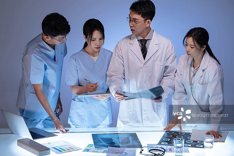 医务工作者拿着X光片开会图片素材