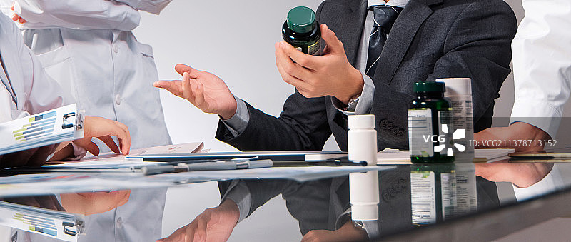 医药销售代表和医生交流图片素材