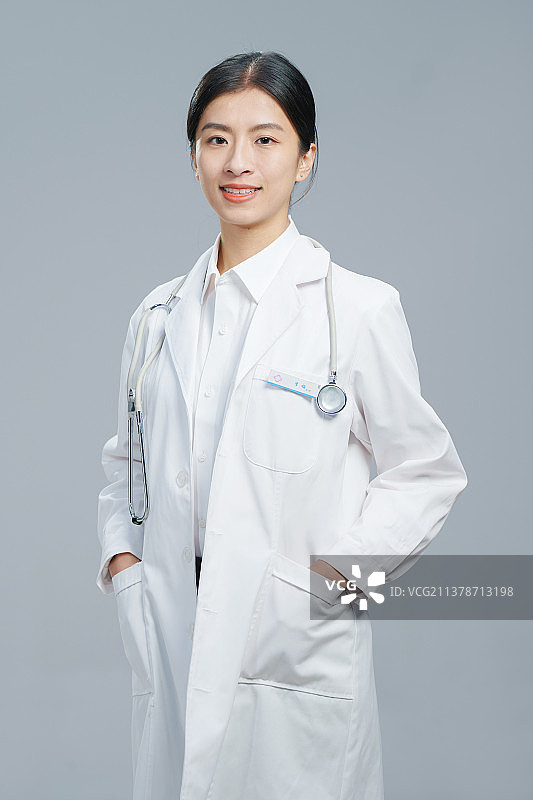 青年女医生肖像图片素材