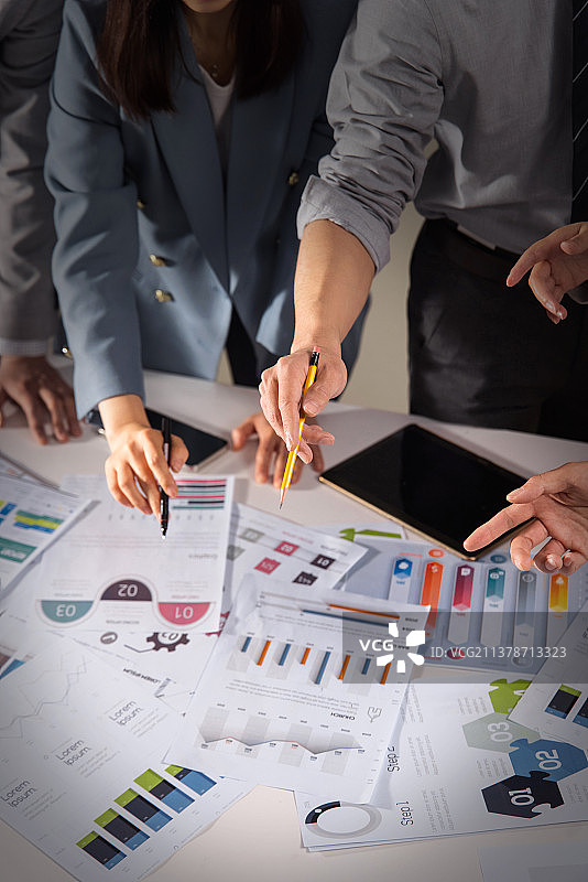 商务人士在办公室里讨论工作图片素材