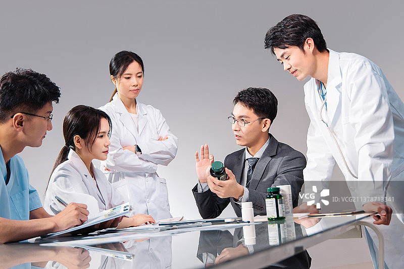 医药销售代表和医生交流图片素材
