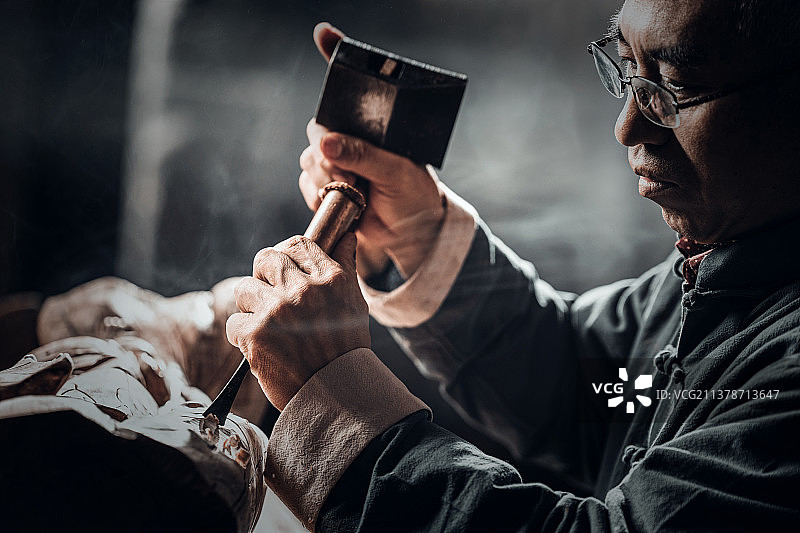 认真雕刻的工匠师图片素材