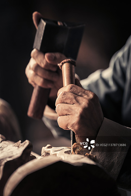 认真雕刻的工匠师与工艺品图片素材