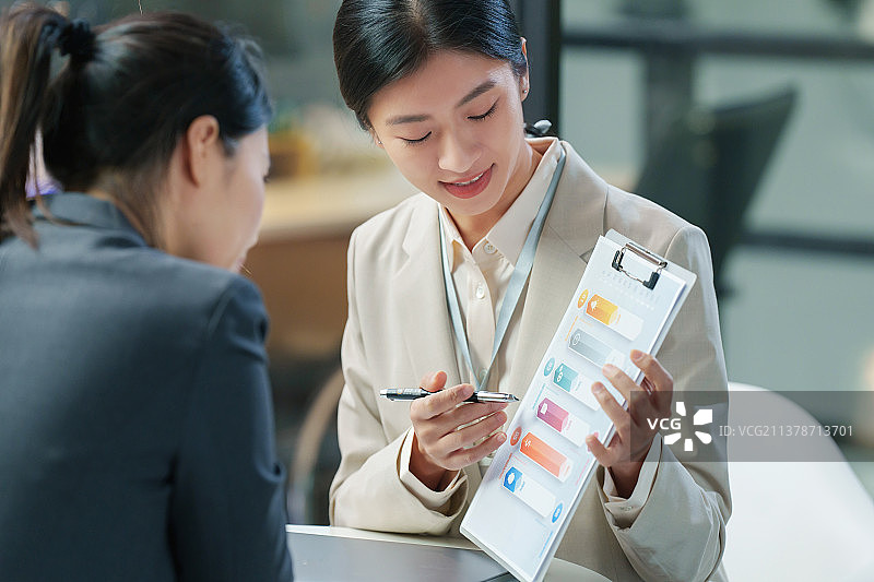 青年女设计师和顾客交谈图片素材