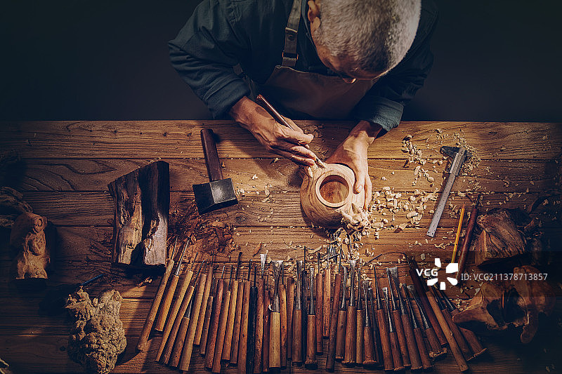 雕刻师和工作台上的大量工具图片素材