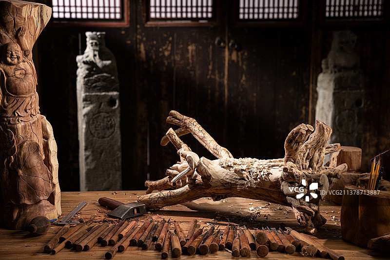 雕刻师工作台上的大量工具图片素材