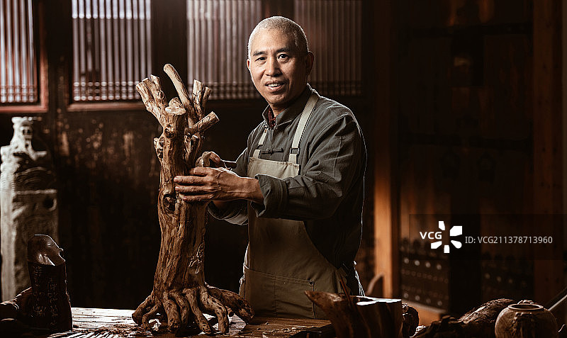 在工作室里雕刻的工匠师图片素材