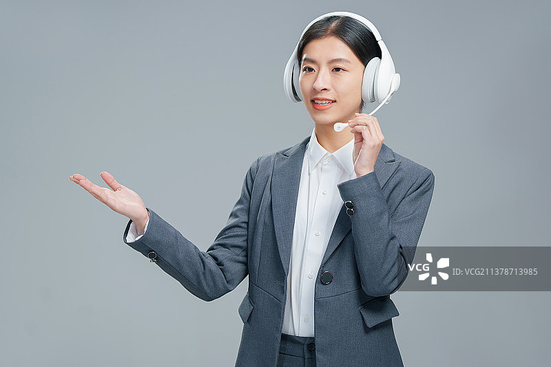 带着耳麦的青年女人图片素材