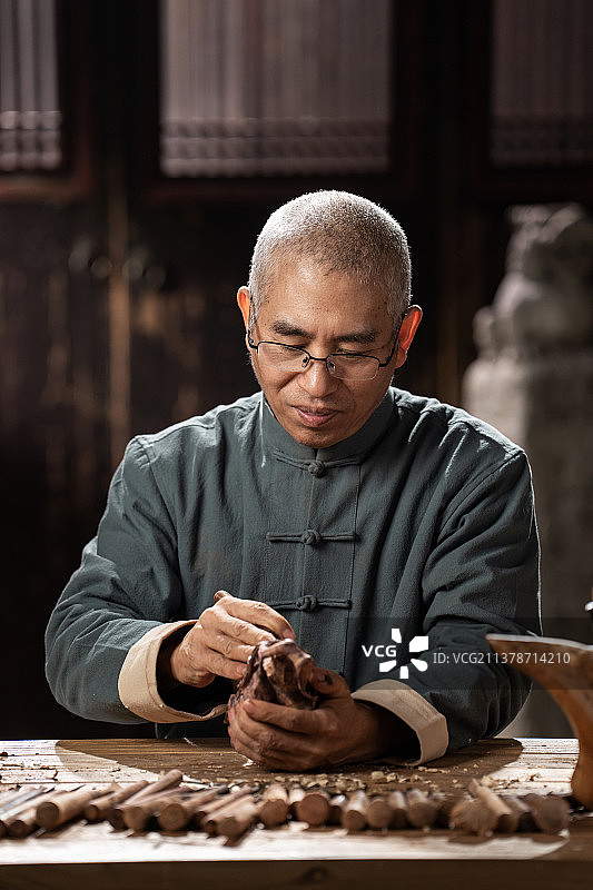 专注工作的雕刻大师图片素材