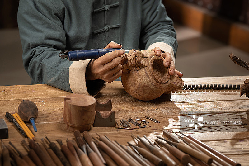 雕刻师和工作台上的大量工具图片素材