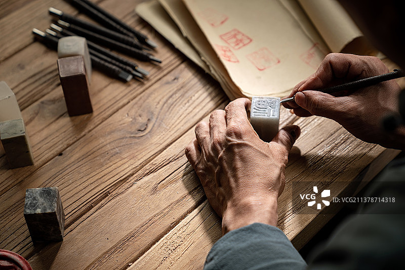 专家雕刻印章局部特写图片素材