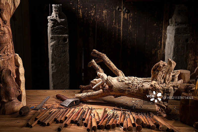 雕刻师工作台上的大量工具图片素材