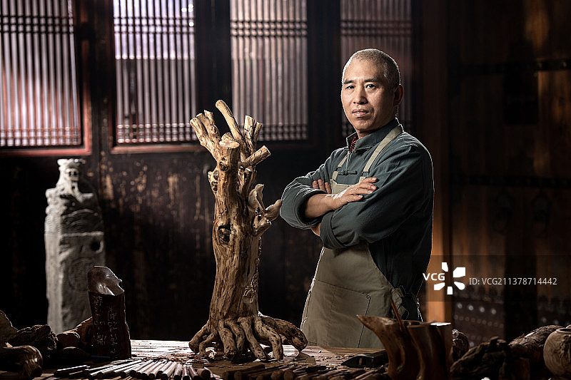 在工作室里的工匠大师图片素材