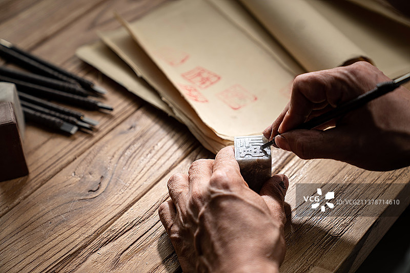 专家雕刻印章局部特写图片素材