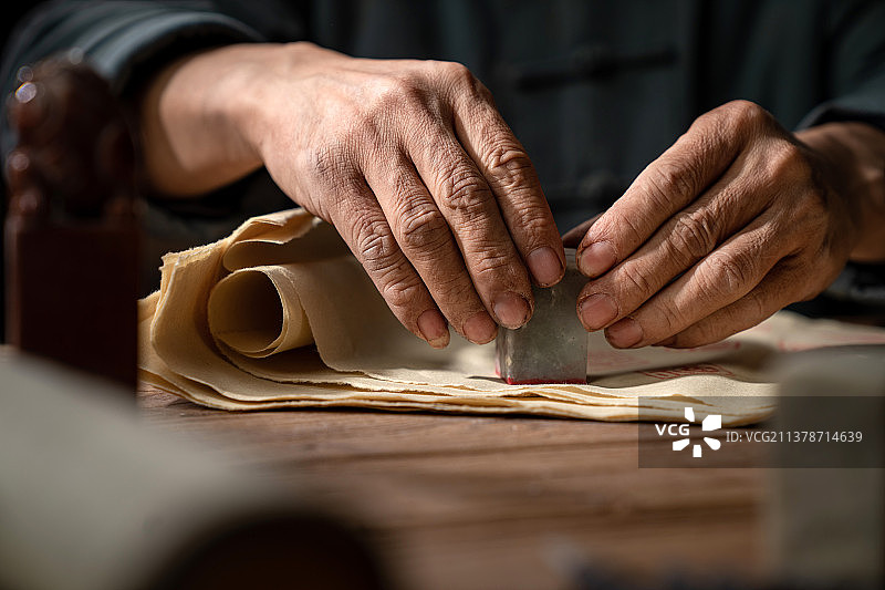 手拿着印章在纸上盖章图片素材