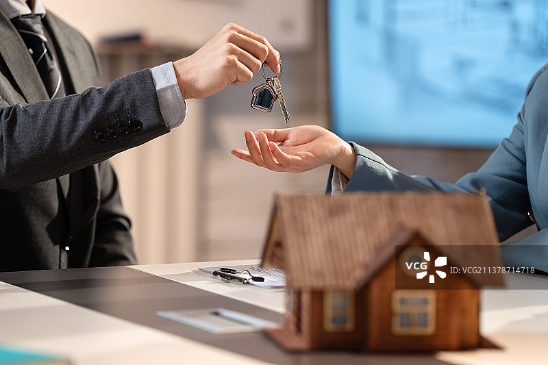 房地产销售给顾客钥匙图片素材