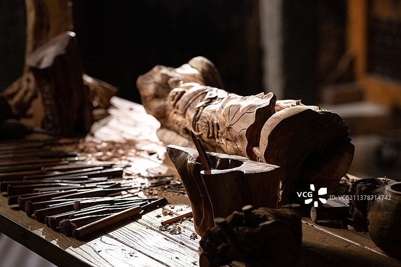 雕刻师工作台上的大量工具图片素材