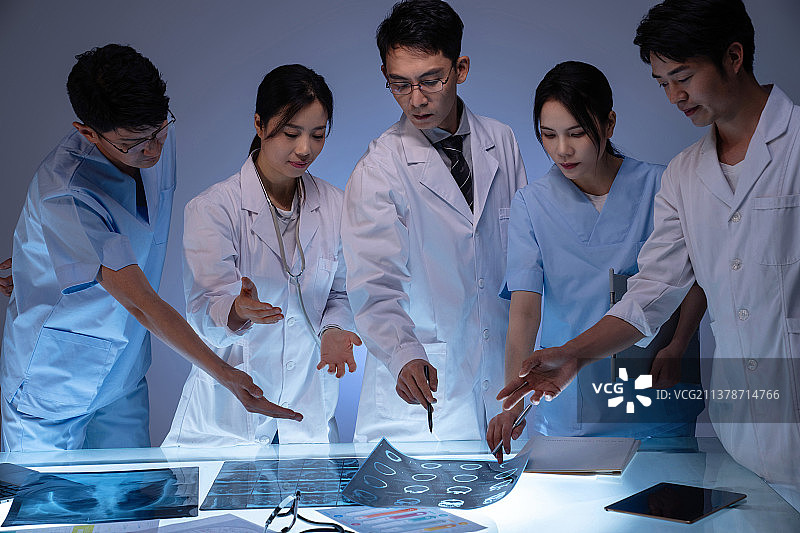 医务工作者开会讨论研究图片素材