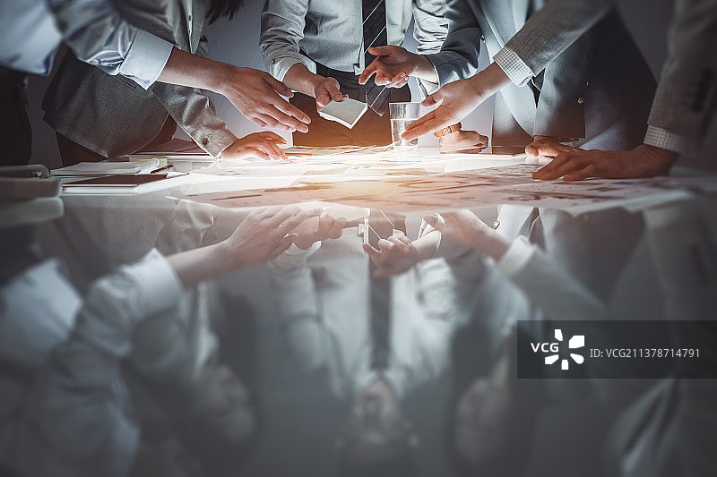 商务人士在办公室里讨论工作图片素材