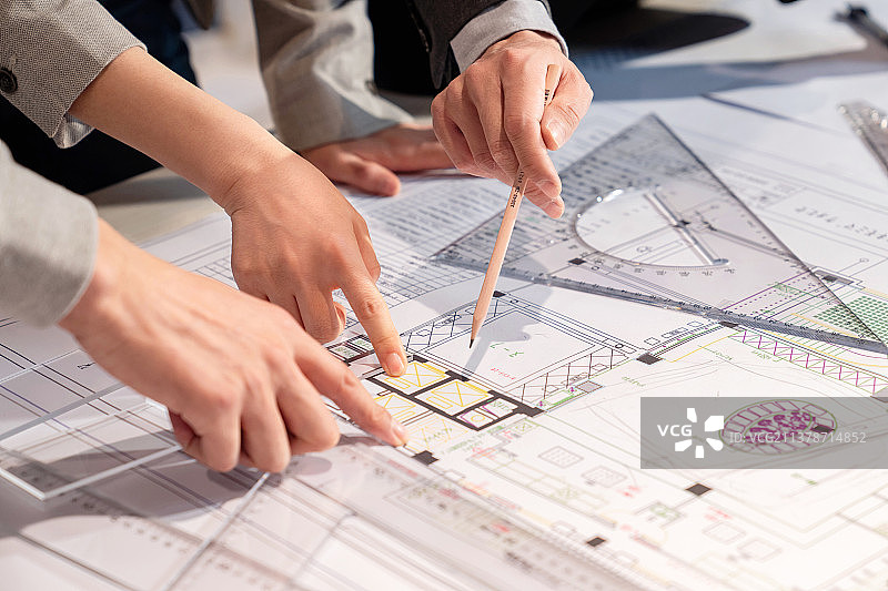 建筑设计师讨论图纸设计图片素材
