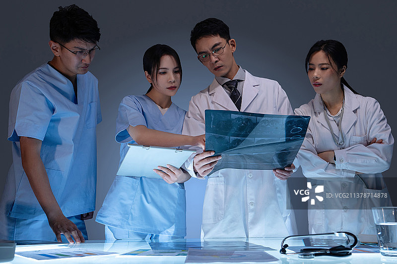 医务工作者拿着X光片开会图片素材