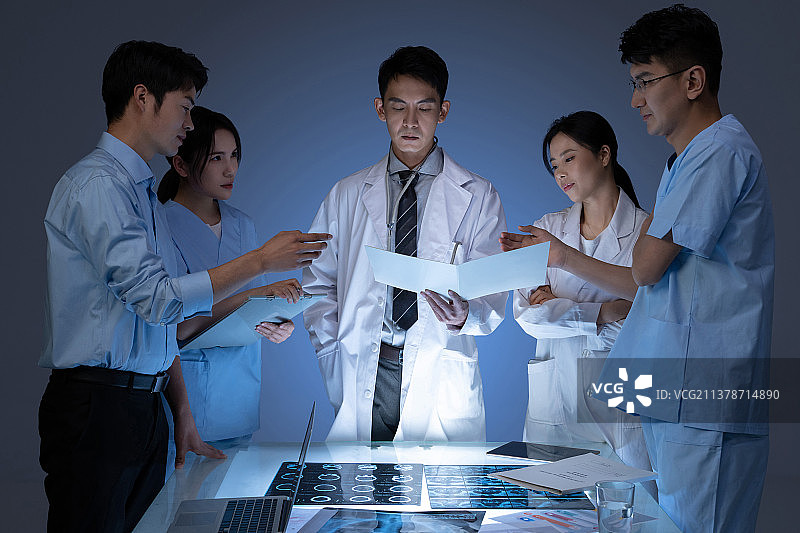 医务工作者开会讨论研究图片素材