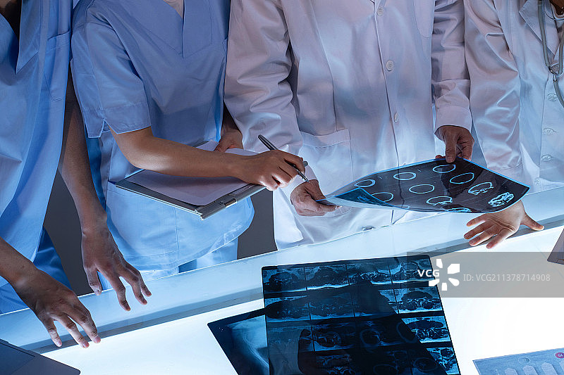 医务工作者拿着X光片开会图片素材