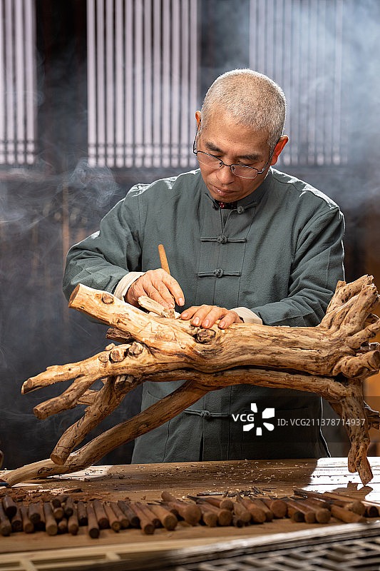 认真雕刻的工匠师图片素材