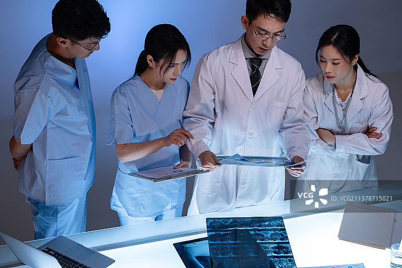 医务工作者拿着X光片开会图片素材