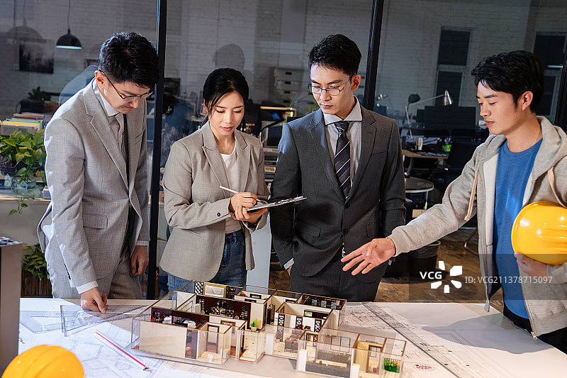 建筑设计师讨论图纸设计图片素材