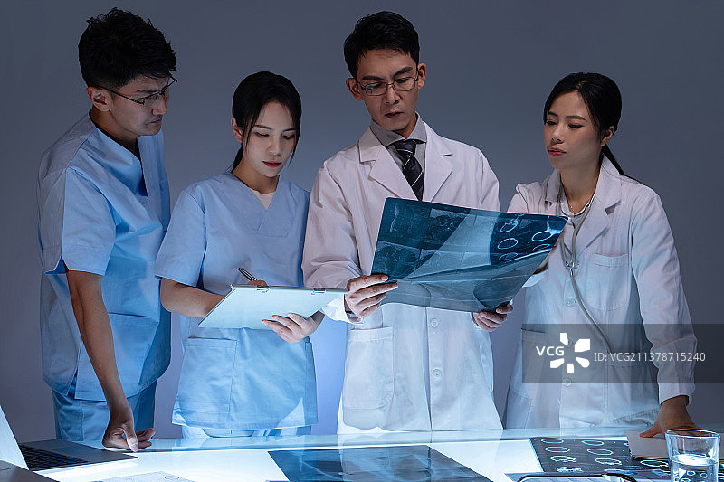 医务工作者拿着X光片开会图片素材