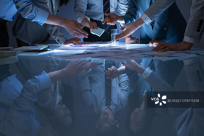 商务人士在办公室里讨论工作图片素材