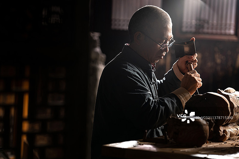 认真雕刻的工匠师图片素材