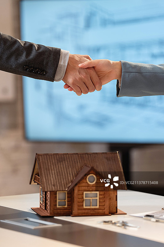 房地产销售和顾客握手图片素材