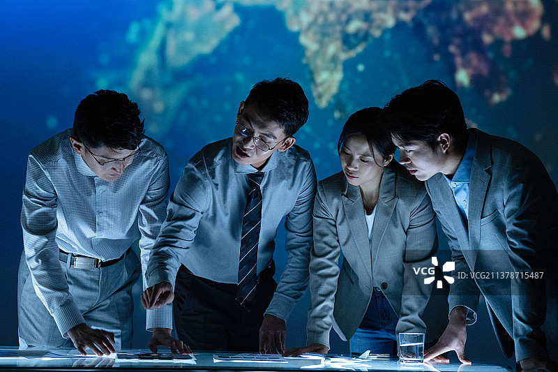 在办公室里开会讨论工作的商务人士图片素材