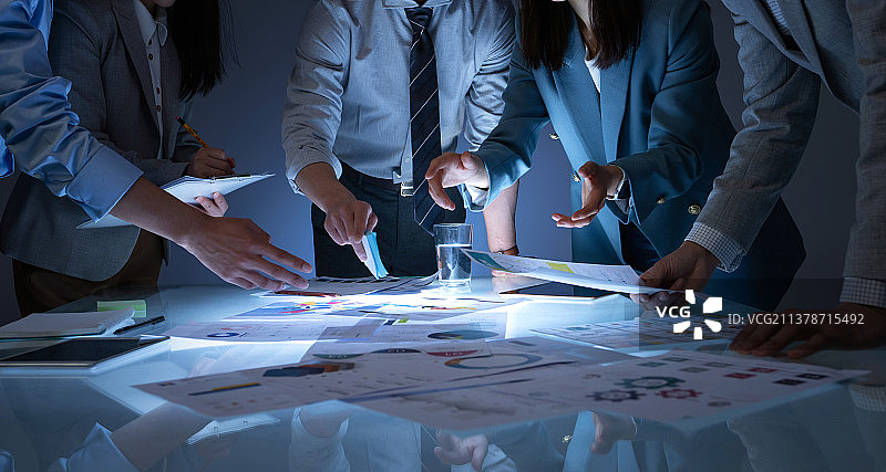 商务人士在办公室里讨论工作图片素材