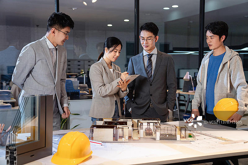 建筑设计师讨论房屋设计图片素材