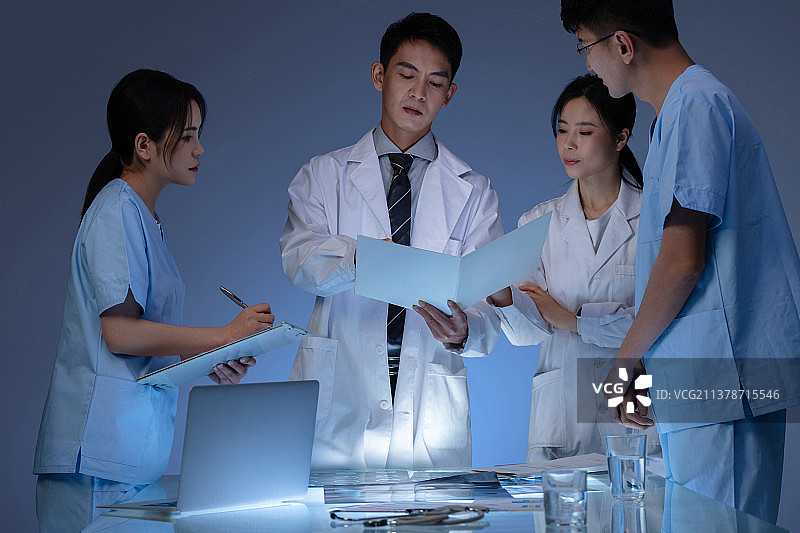 医务工作者开会讨论研究图片素材
