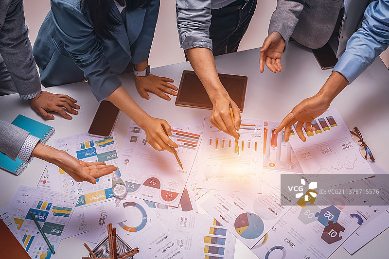 商务人士在办公室里讨论工作图片素材