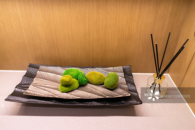 中国城市健康生活拍摄主题，住宅内部环境，客厅卧室里的柜子和花瓶插花装饰物，室内无人图像摄影图片素材