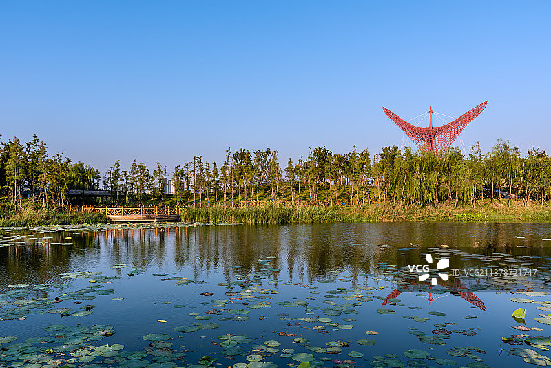 中国安徽宿州三角洲生态公园的湿地道路栈桥图片素材