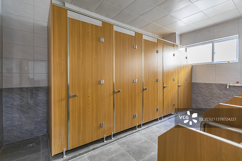 室内木制隔间的卫生间图片素材