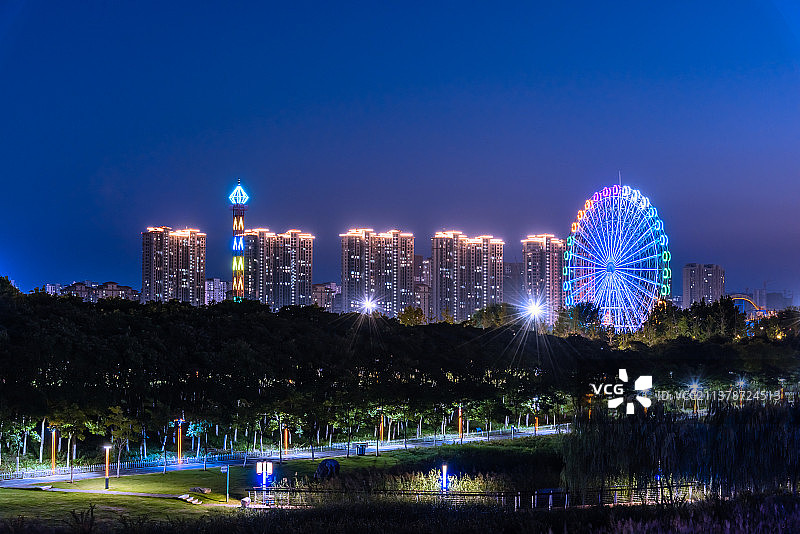 中国安徽宿州三角洲公园新汴河园林夜景图片素材