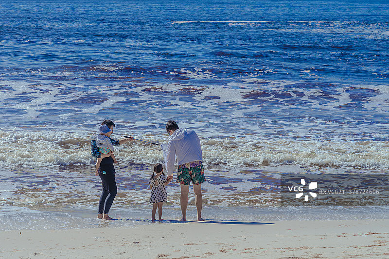 新南威尔士杰维斯湾海潮前的大人与小孩图片素材
