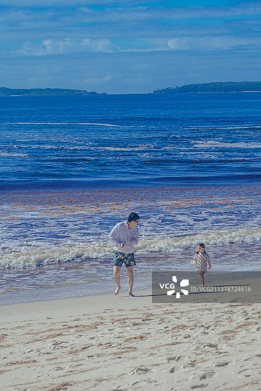 新南威尔士杰维斯湾赶海的小女孩与父亲图片素材