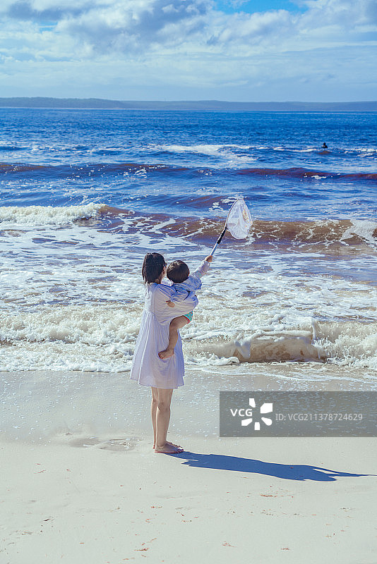 新南威尔士杰维斯湾赶海捕捞的小男孩与妈妈图片素材