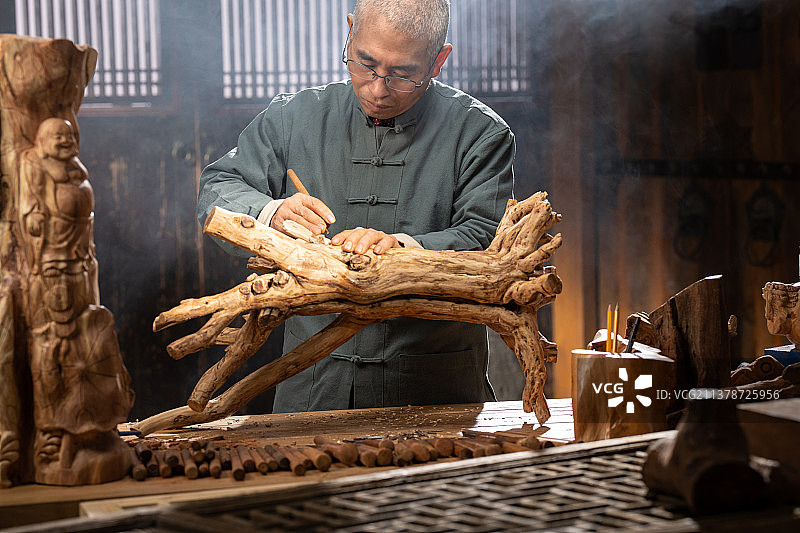 认真雕刻的工匠师图片素材
