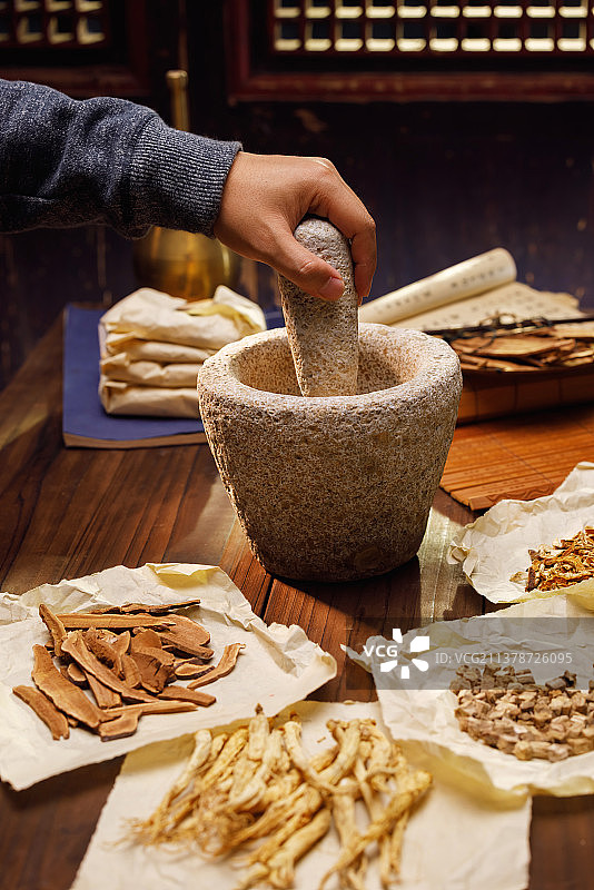 用石磨研磨中草药图片素材