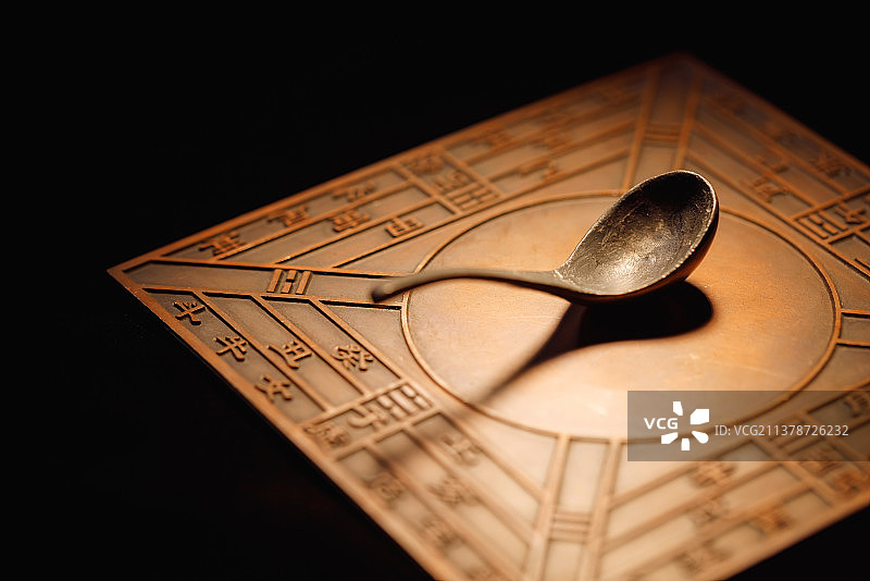 黑色背景的司南图片素材