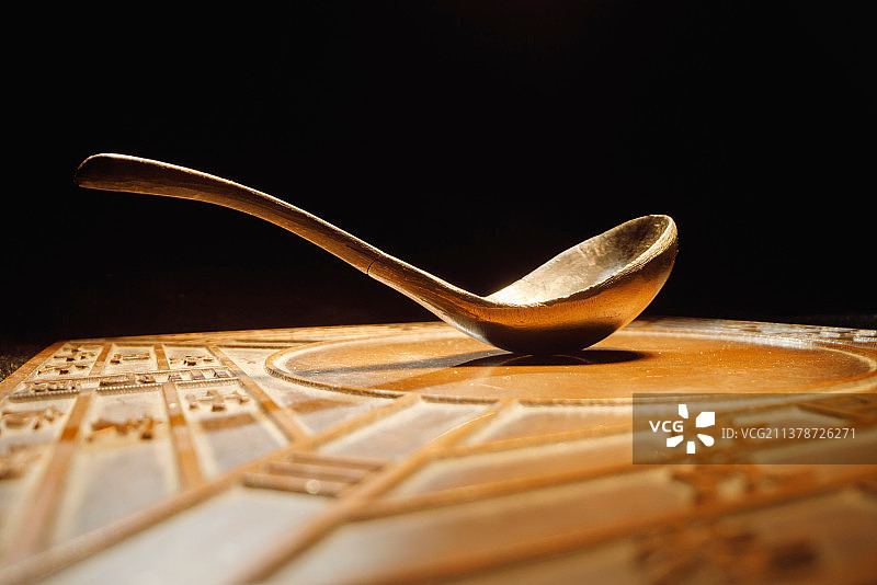 黑色背景的司南图片素材